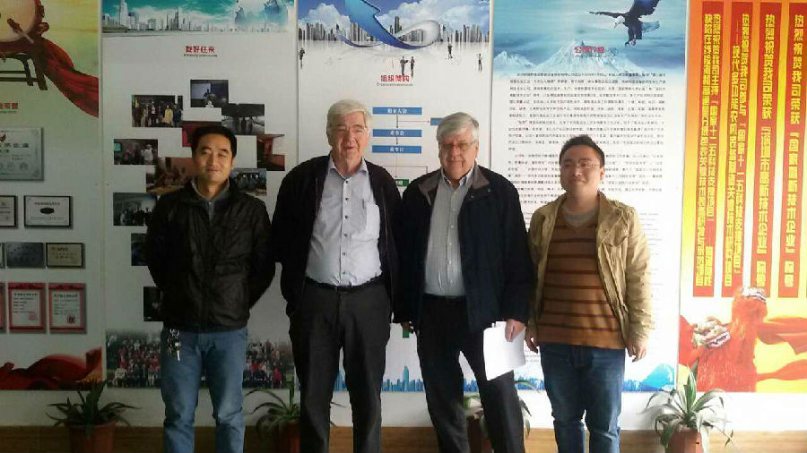 外國客戶不遠千里到我們公司來考察和商談業務